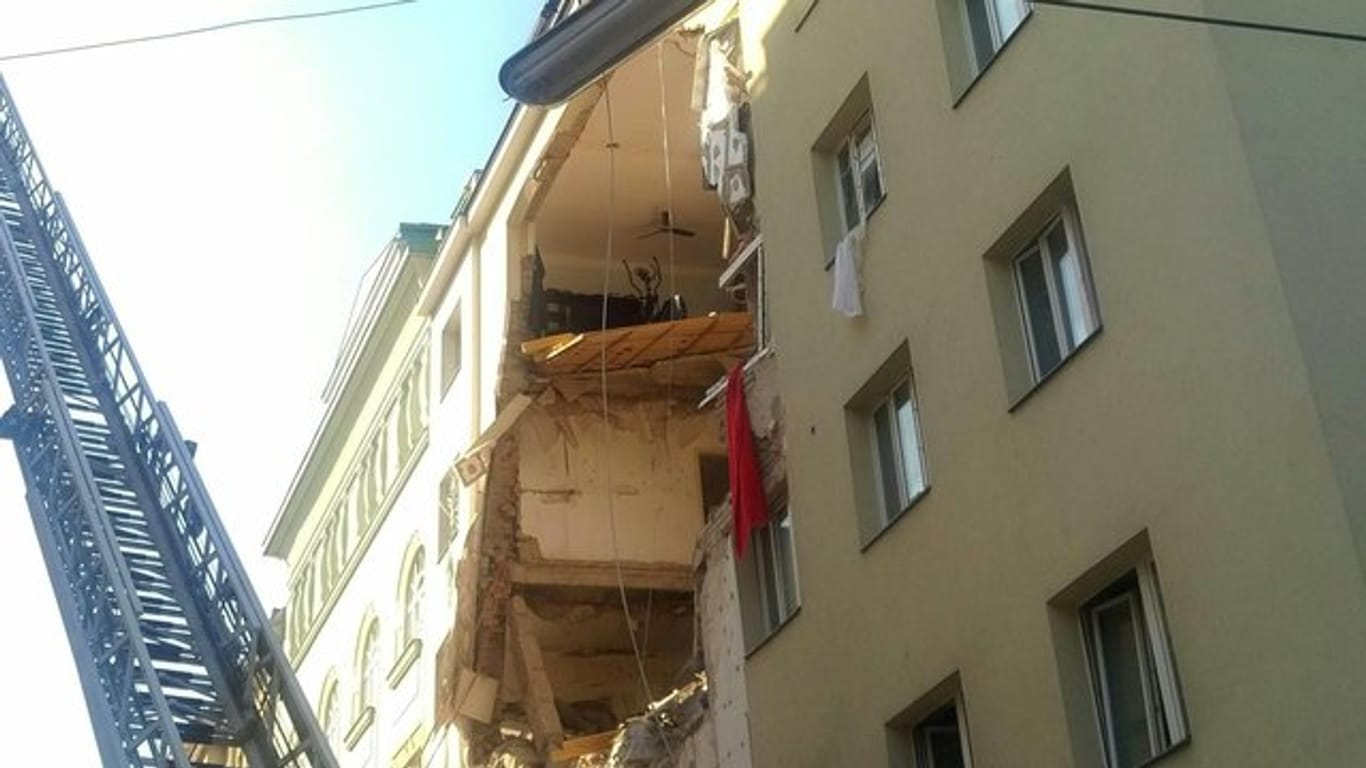 Ein Mehrfamilienhaus in Wien ist nach einer Explosion teilweise eingestürzt.