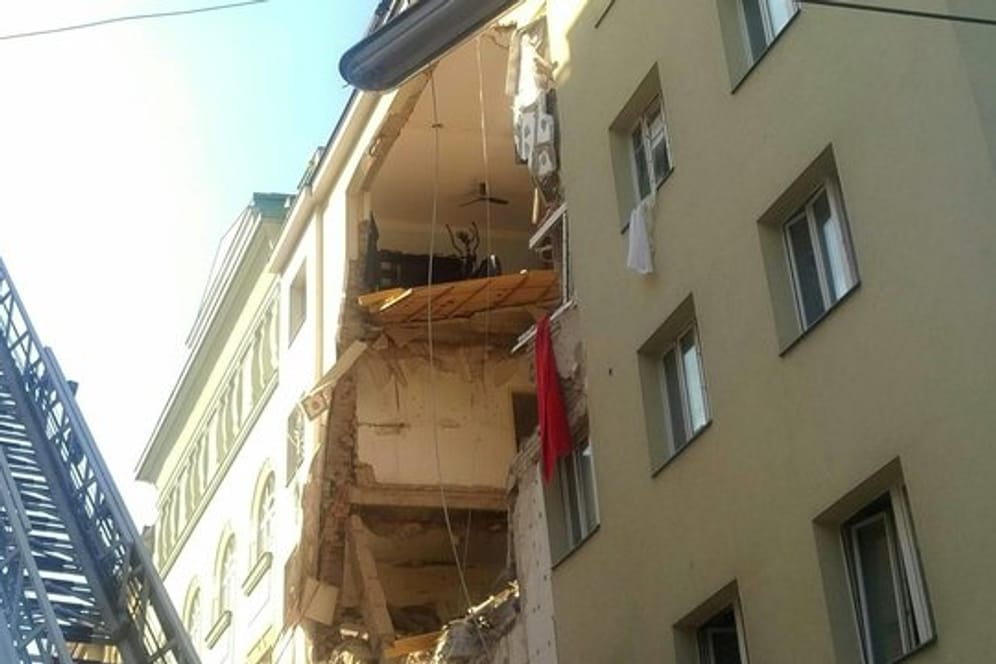 Ein Mehrfamilienhaus in Wien ist nach einer Explosion teilweise eingestürzt.