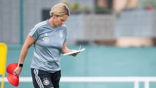 Bundestrainerin Martina Voss-Tecklenburg bereitet ihr Team auf Schweden vor. Bundestrainerin Martina Voss-Tecklenburg bereitet ihr Team auf Schweden vor.
