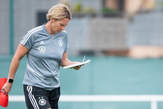 Bundestrainerin Martina Voss-Tecklenburg bereitet ihr Team auf Schweden vor.