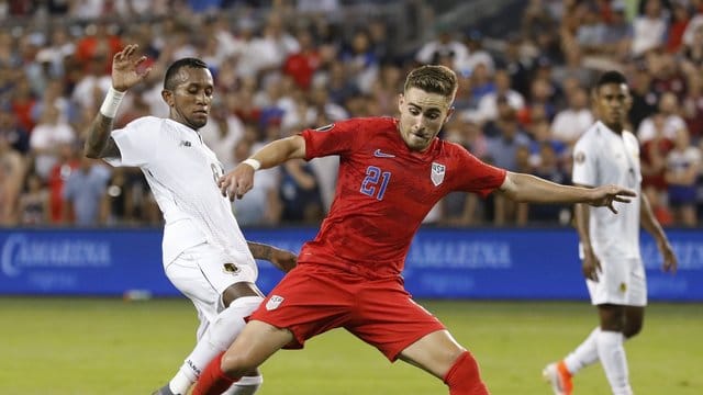 Der US-Stürmer Tyler Boyd (M) im Zweikampf mit Panamas Mittelfeldspieler Marcos Sanchez. Der US-Stürmer Tyler Boyd (M) im Zweikampf mit Panamas Mittelfeldspieler Marcos Sanchez.