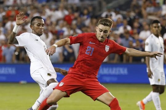 Der US-Stürmer Tyler Boyd (M) im Zweikampf mit Panamas Mittelfeldspieler Marcos Sanchez.