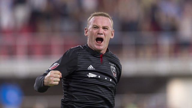 Wayne Rooney erzielte ein Tor von hinter der Mittellinie. Wayne Rooney erzielte ein Tor von hinter der Mittellinie.
