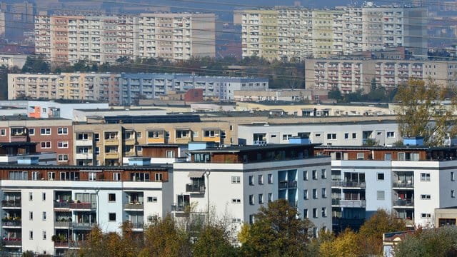 Plattenbauten stehen in einem Wohngebiet im Erfurt nebeneinander.