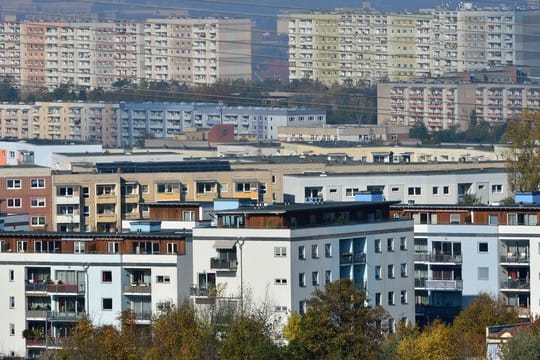 Plattenbauten stehen in einem Wohngebiet im Erfurt nebeneinander.