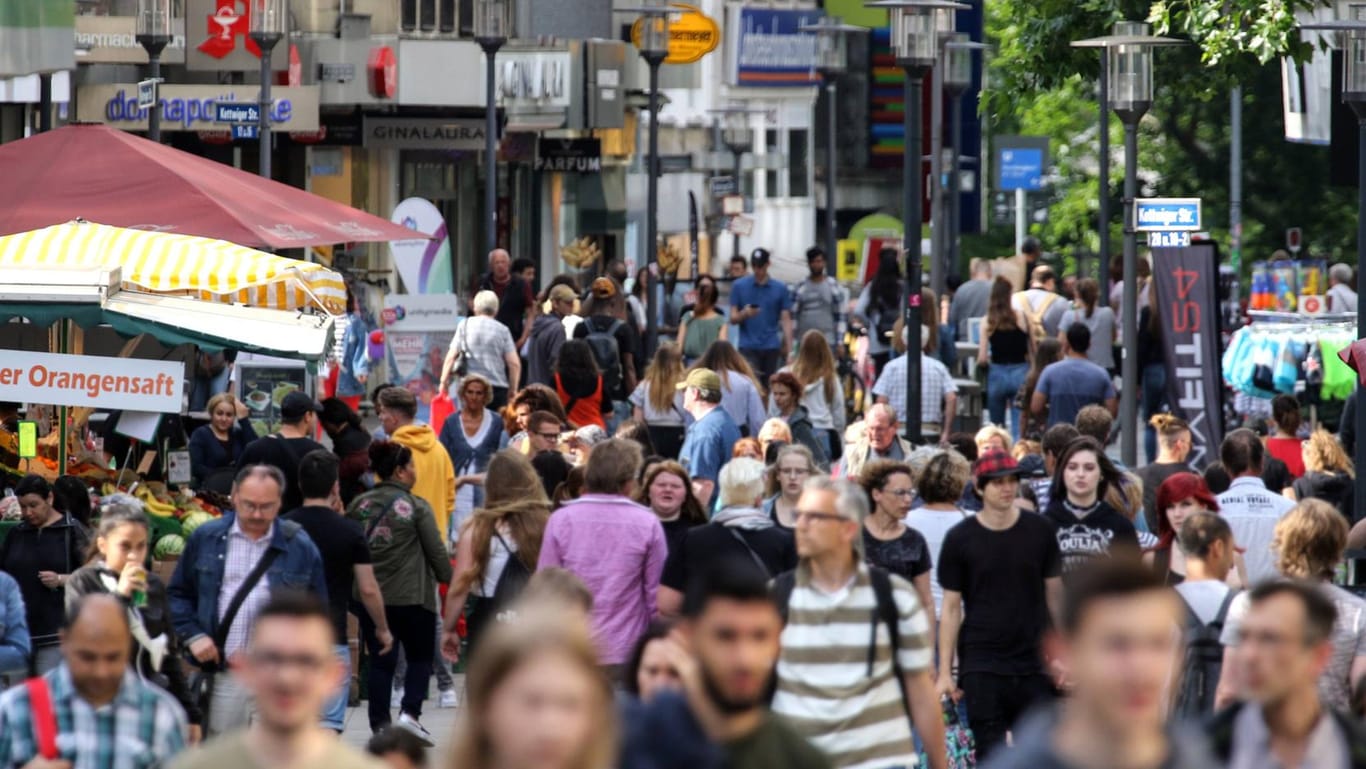 Fußgänger in der Essener Innenstadt: Bei der Bevölkerungsentwicklung gibt es ein deutliches Ost-West-Gefälle. (Symbolfoto)