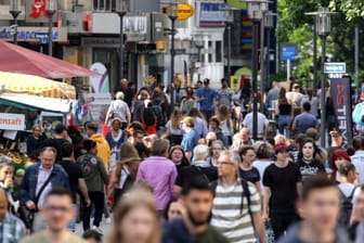 Fußgänger in der Essener Innenstadt: Bei der Bevölkerungsentwicklung gibt es ein deutliches Ost-West-Gefälle. (Symbolfoto)