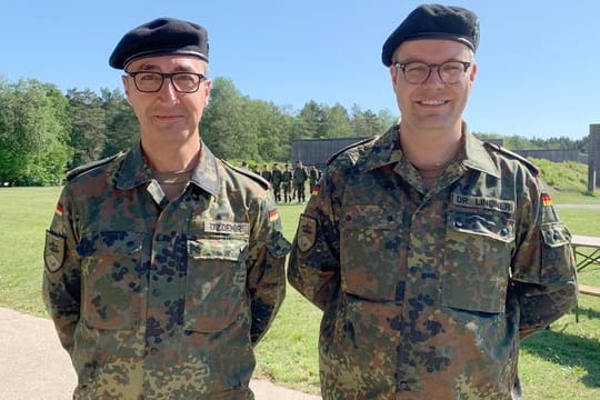 Tobias Lindner und Cem Özdemir in voller Montur: Der Grünen-Verteidigungspolitiker Lindner hat seine Kriegsdienstverweigerung zurückgenommen, um an einer Wehrübung der Bundeswehr für Bundestagsabgeordnete teilnehmen zu können.