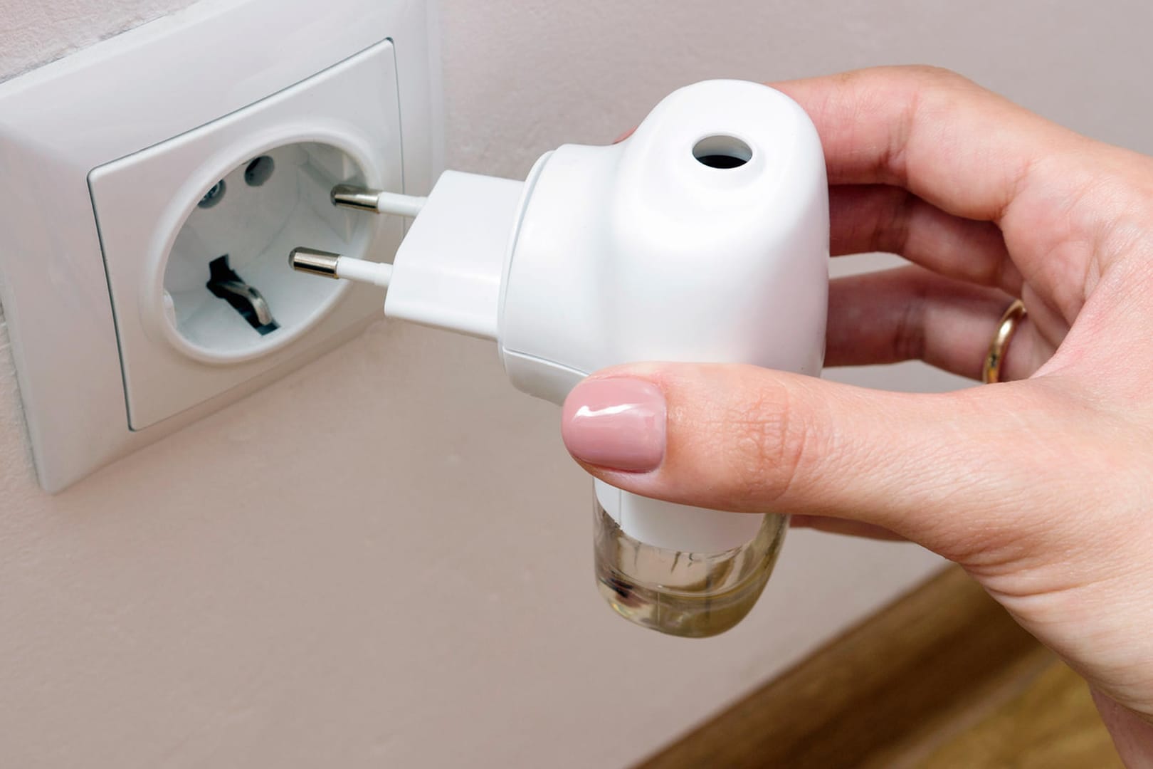 Eine Frau steckt einen Anti-Mückenstecker in die Steckdose: Laut Öko-Test sind viele solcher Produkte gesundheitlich oder ökologisch bedenklich.