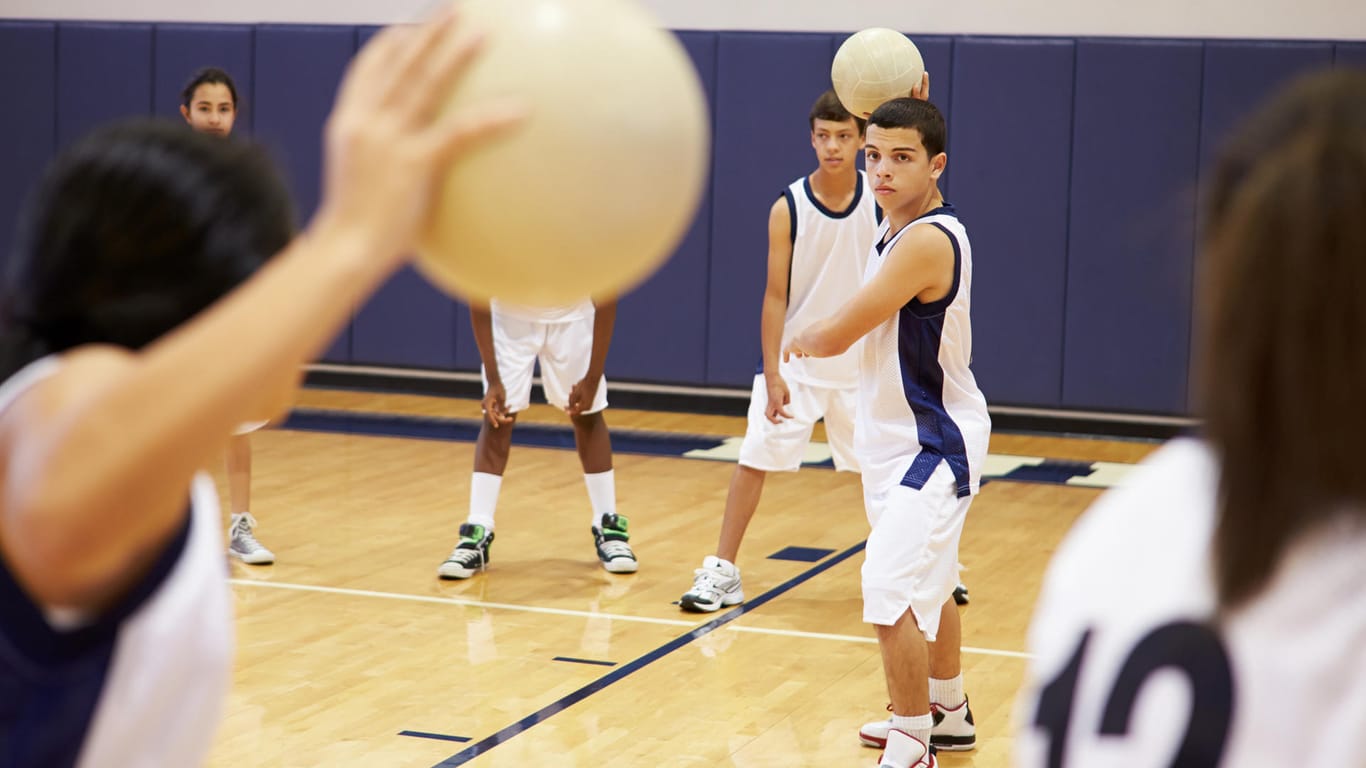 Dodgeball in einer Schule: Bei der nordamerikanischen Version des Völkerballs spielen die Schüler mit mehreren Bällen.