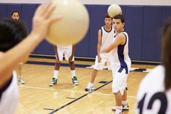 Dodgeball in einer Schule: Bei der nordamerikanischen Version des Völkerballs spielen die Schüler mit mehreren Bällen.