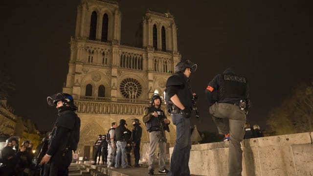 Bei den Anschlägen in Paris im November 2015 hatten Terroristen des "Islamischen Staats" (IS) 130 Menschen getötet. Bei den Anschlägen in Paris im November 2015 hatten Terroristen des "Islamischen Staats" (IS) 130 Menschen getötet.