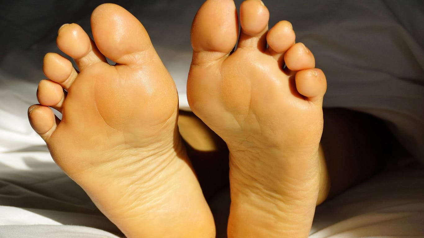 Füsse unter der Bettdecke: Die Hornhautschicht an den Sohlen macht die Füße nicht unempfindlicher gegenüber Reizen.
