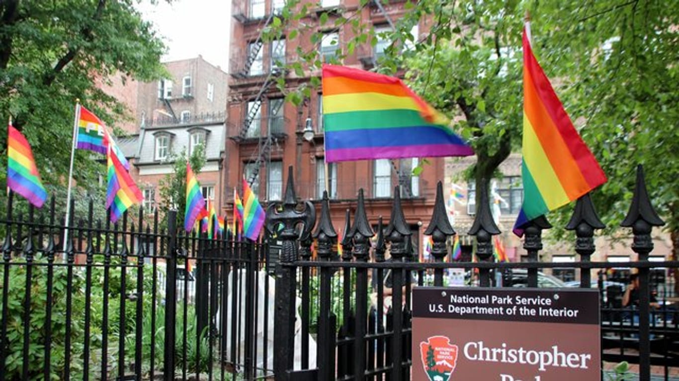 Der Christopher Park gegenüber dem "Stonewall Inn" ist mit Regenbogenfahnen geschmückt.