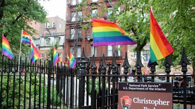 Der Christopher Park gegenüber dem "Stonewall Inn" ist mit Regenbogenfahnen geschmückt. Der Christopher Park gegenüber dem "Stonewall Inn" ist mit Regenbogenfahnen geschmückt.