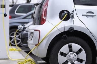 Elektro-Kleinwagen an Ladestation: Der Kauf eines E-Autos bis 30.000 Euro soll mit einem doppelt so hohen Bonus belohnt werden wie bei teureren Autos.