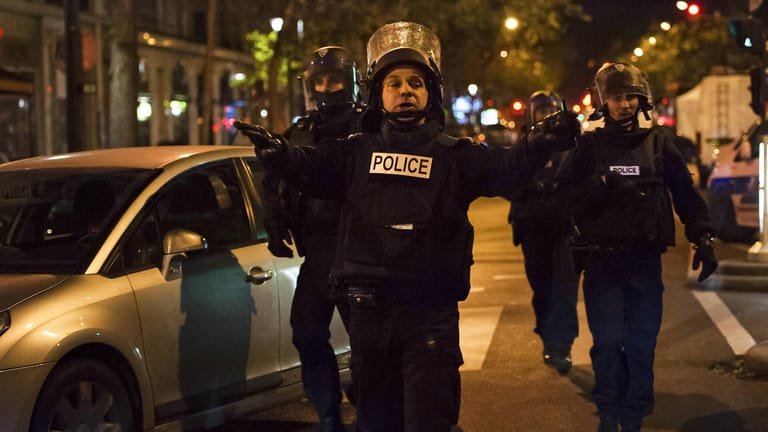 Polizisten während der Anschläge in Paris: Einer der mutmaßlichen Täter ist nun in Dresden verhaftet worden.