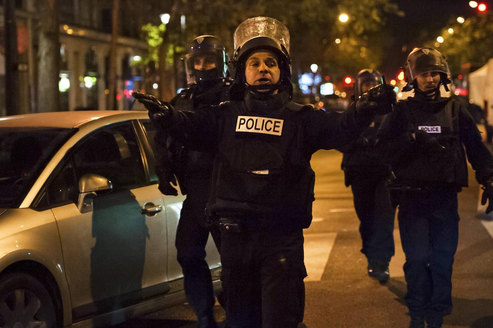 Polizisten während der Anschläge in Paris: Einer der mutmaßlichen Täter ist nun in Dresden verhaftet worden.