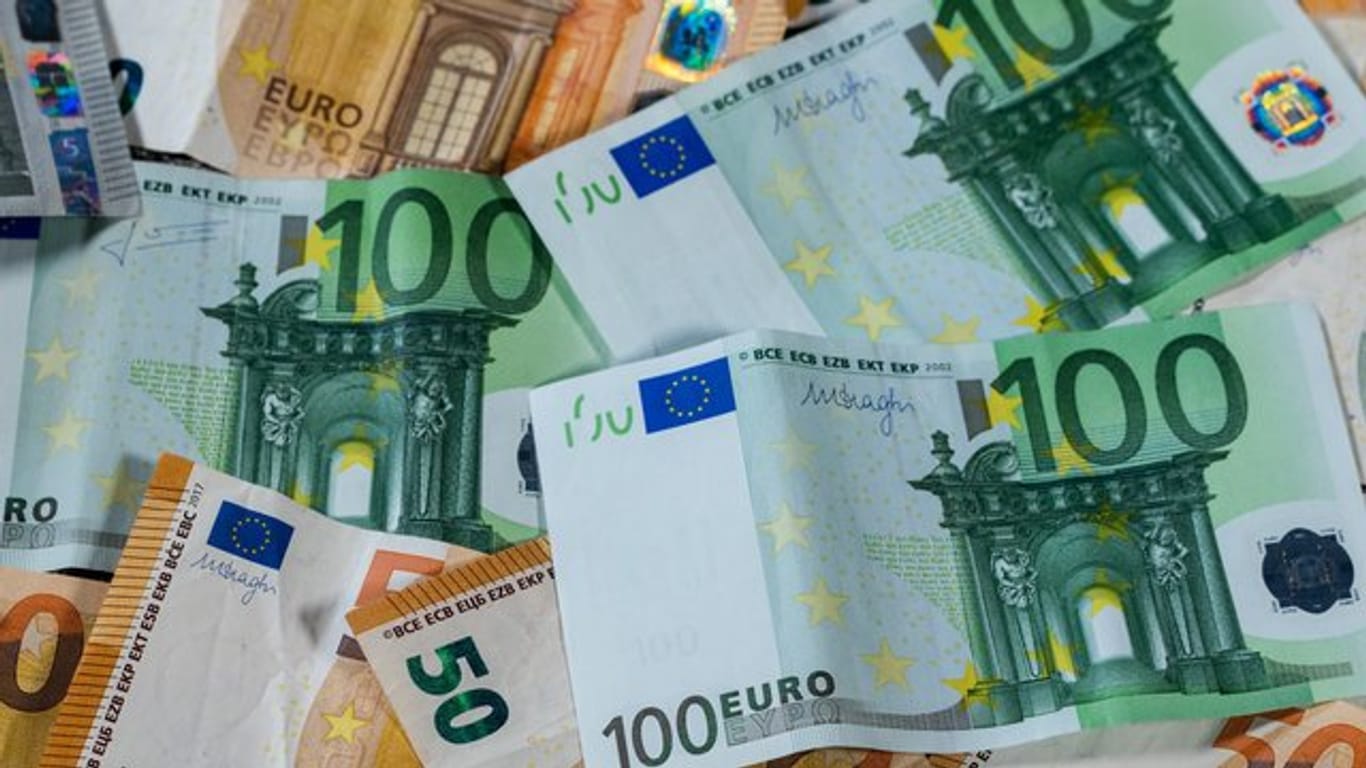 Euro-Geldscheine liegen aufeinander: Der Landkreis Börde hat bereits sechs Lotto-Millionäre hervorgebracht.