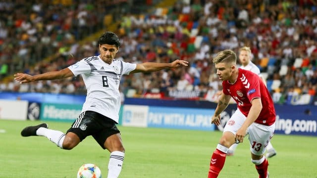Der Däne Mads Pedersen (r) kommt nach Augsburg.