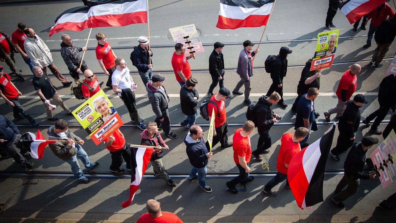 Demonstration der "Rechten" in Duisburg 2019: Die Zahl registrierter Rechtsextremisten ist in Deutschland laut Verfassungsschutz gestiegen (Archivbild).