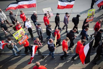 Demonstration der "Rechten" in Duisburg 2019: Die Zahl registrierter Rechtsextremisten ist in Deutschland laut Verfassungsschutz gestiegen (Archivbild).