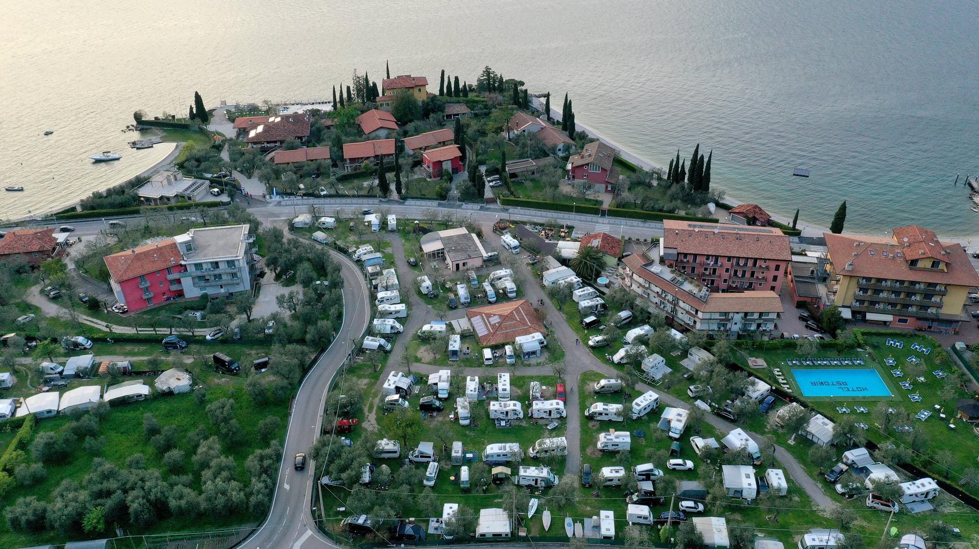 Campingplatz in Italien: Gerade dort werden den Urlaubern häufig sogar Pool und Restaurant angeboten – das aber hat seinen Preis.