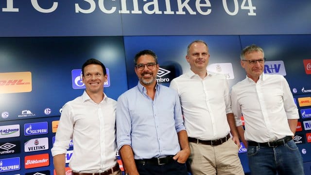 Sascha Riether, David Wagner, Jochen Schneider und Michael Reschke (l-r) bei der Schalke-PK.