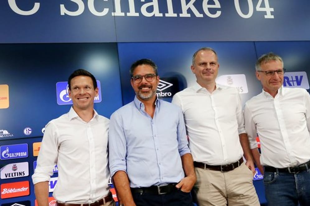 Sascha Riether, David Wagner, Jochen Schneider und Michael Reschke (l-r) bei der Schalke-PK.