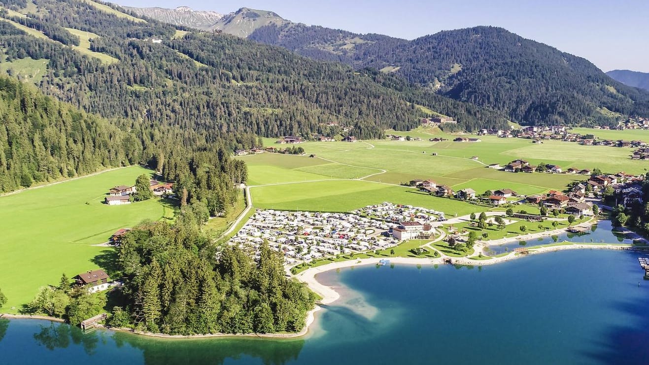 Campingplatz in Österreich: Wer etwas Komfort sucht und ein paar Tage länger bleiben möchte, sollte sich gegen einen Stellplatz entscheiden.