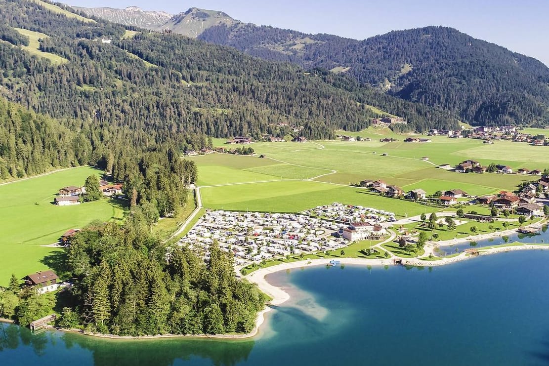 Campingplatz in Österreich: Wer etwas Komfort sucht und ein paar Tage länger bleiben möchte, sollte sich gegen einen Stellplatz entscheiden.