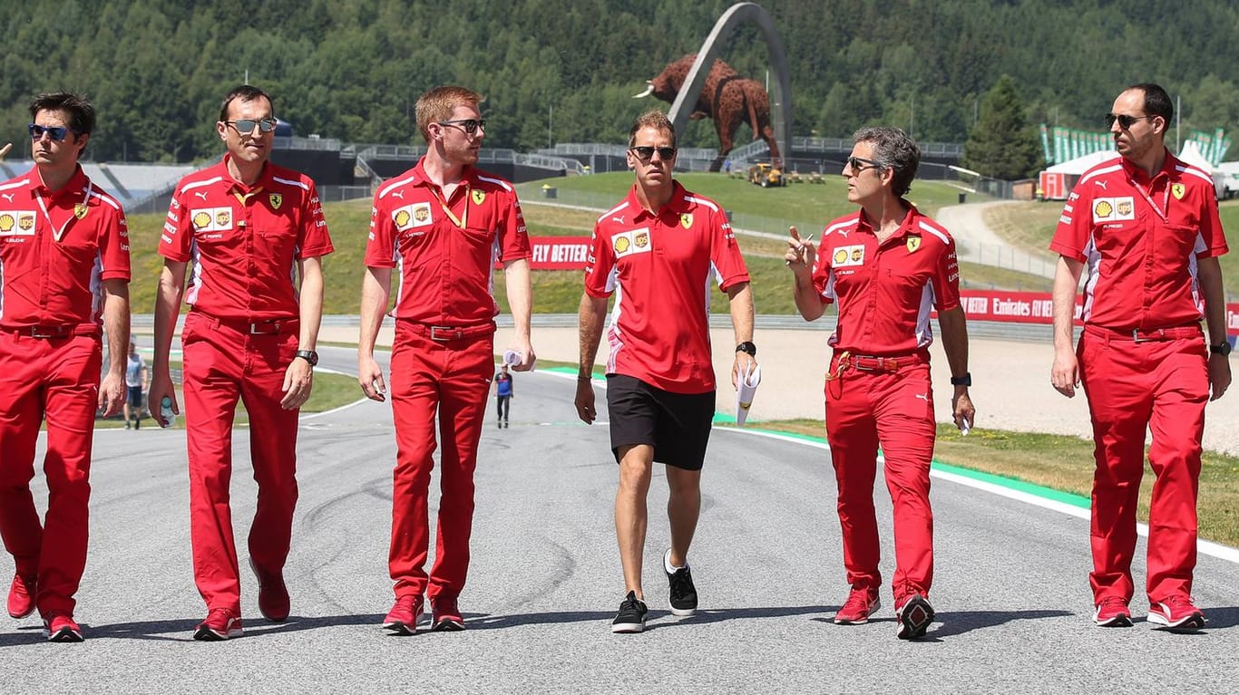 Wie eine Szene aus einem Hollywood-Film: In cooler Pose schreitet Sebastian Vettel (3. v. r.) mit seinem Team die Strecke im österreichischen Spielberg ab.