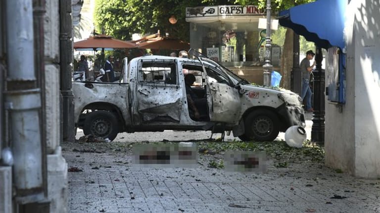 Ein von der Wucht der Explosion zerstörtes Auto in Tunis.