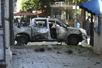 Ein von der Wucht der Explosion zerstörtes Auto in Tunis.