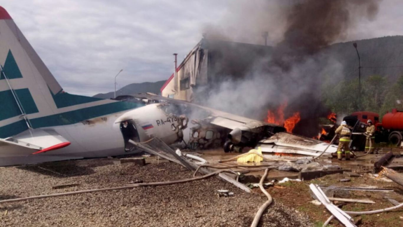 Eine russische Antonov An-24 ist in Sibirien bei einer Notlandung verunglückt.