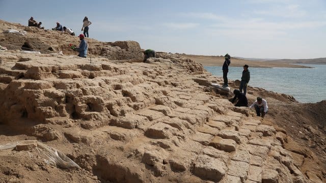 Ein deutsch-kurdisches Archäologenteam hat am Ostufer des Tigris einen uralten einen Palast entdeckt. Ein deutsch-kurdisches Archäologenteam hat am Ostufer des Tigris einen uralten einen Palast entdeckt.