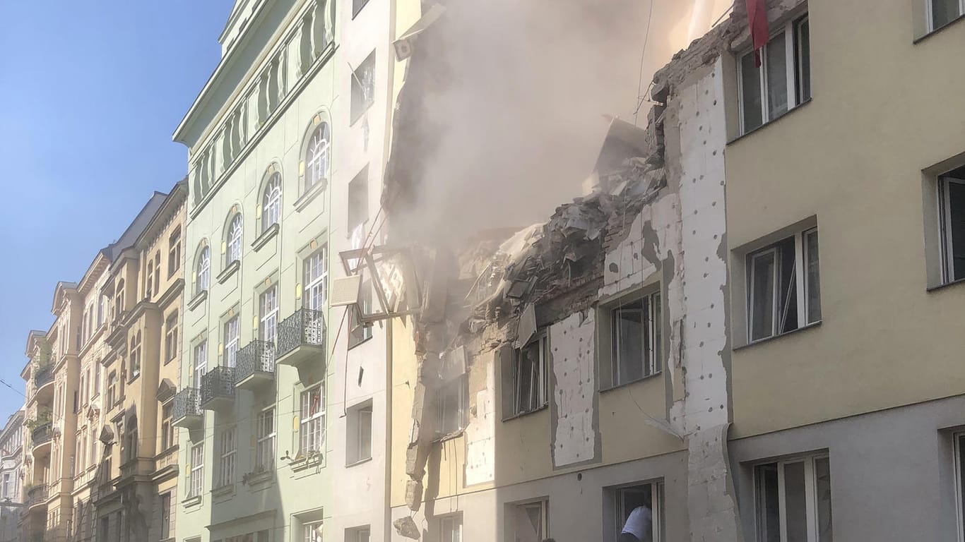 Eingestürztes Haus in Wien: Rettungskräfte haben die Leiche einer Frau in den Trümmern gefunden.