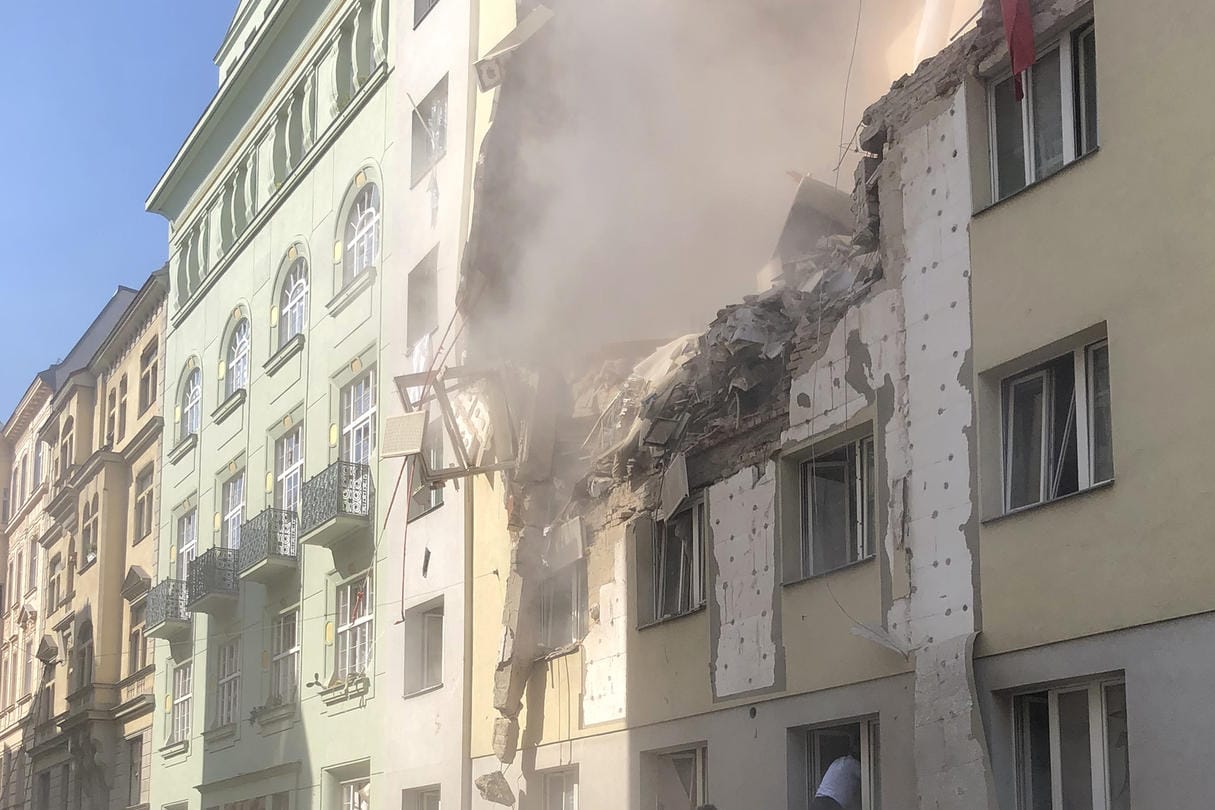 Eingestürztes Haus in Wien: Rettungskräfte haben die Leiche einer Frau in den Trümmern gefunden.