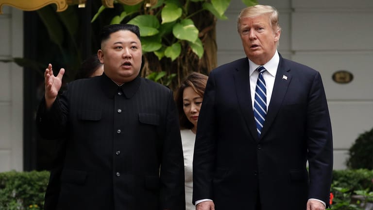 US-Präsident Trump und Nordkoreas Machthaber Kim Jong Un in Hanoi (Archivbild): Seit dem zweiten Gipfeltreffen in Vietnam gab es keine weiteren Fortschritte im Atomstreit der beiden Staaten.