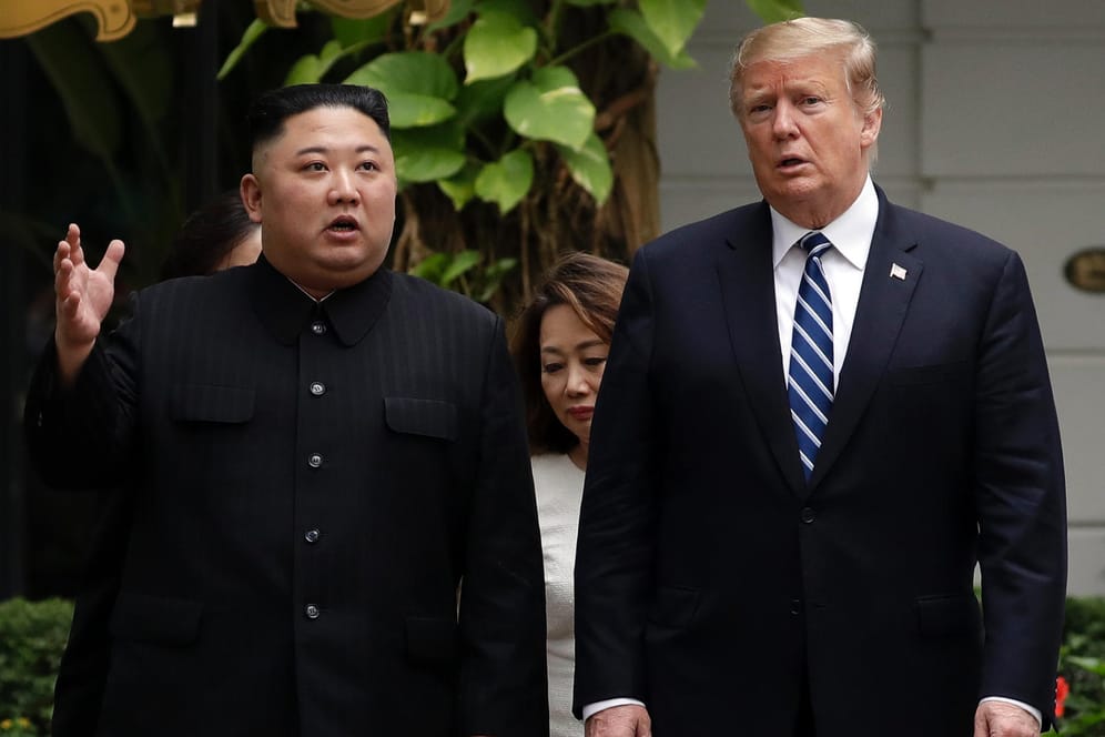 US-Präsident Trump und Nordkoreas Machthaber Kim Jong Un in Hanoi (Archivbild): Seit dem zweiten Gipfeltreffen in Vietnam gab es keine weiteren Fortschritte im Atomstreit der beiden Staaten.
