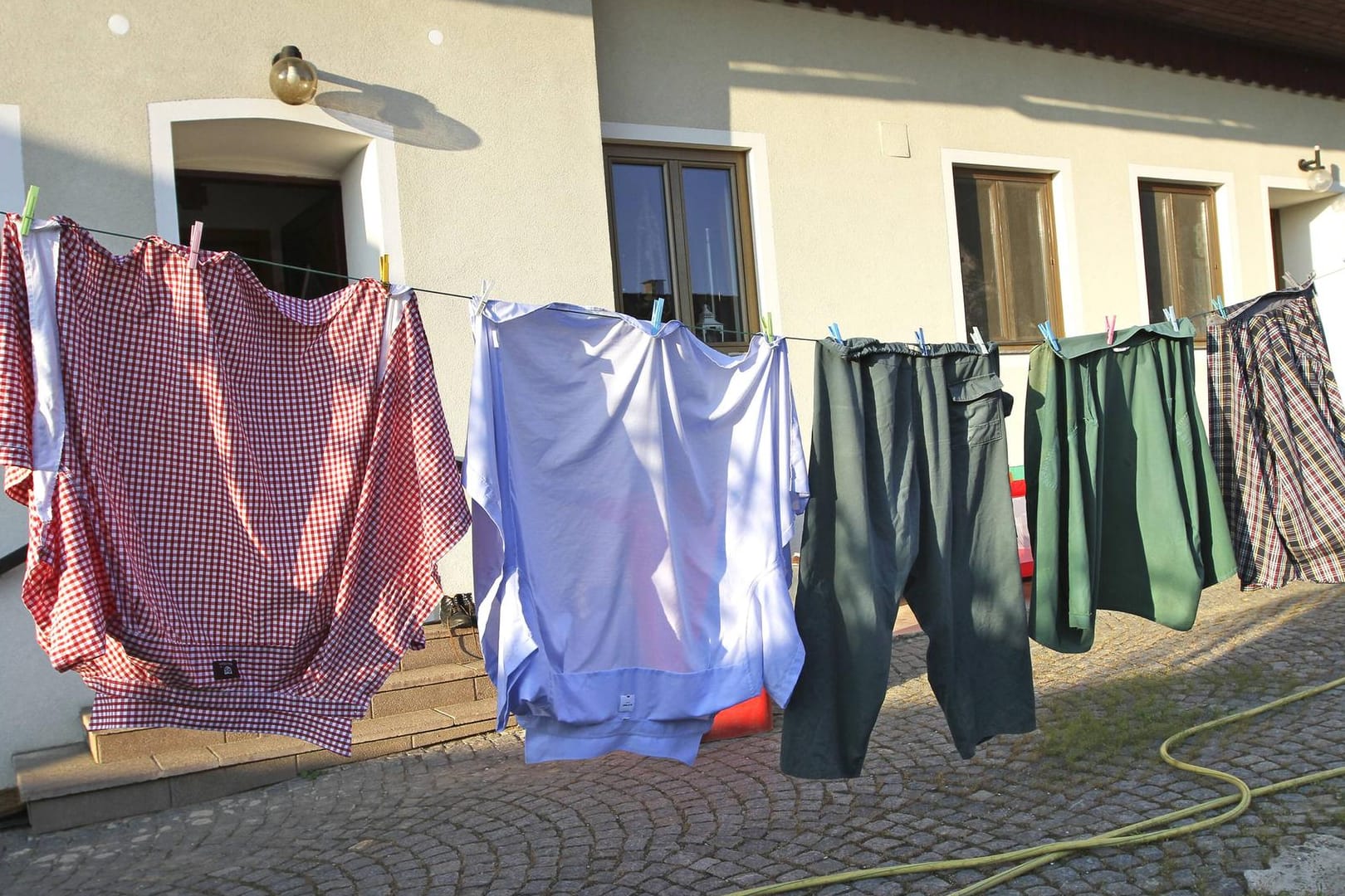 Eine volle Wäscheleine: Kleidung knittert weniger, wenn sie sofort nach dem Waschvorgang aufgehangen oder getrocknet wird.