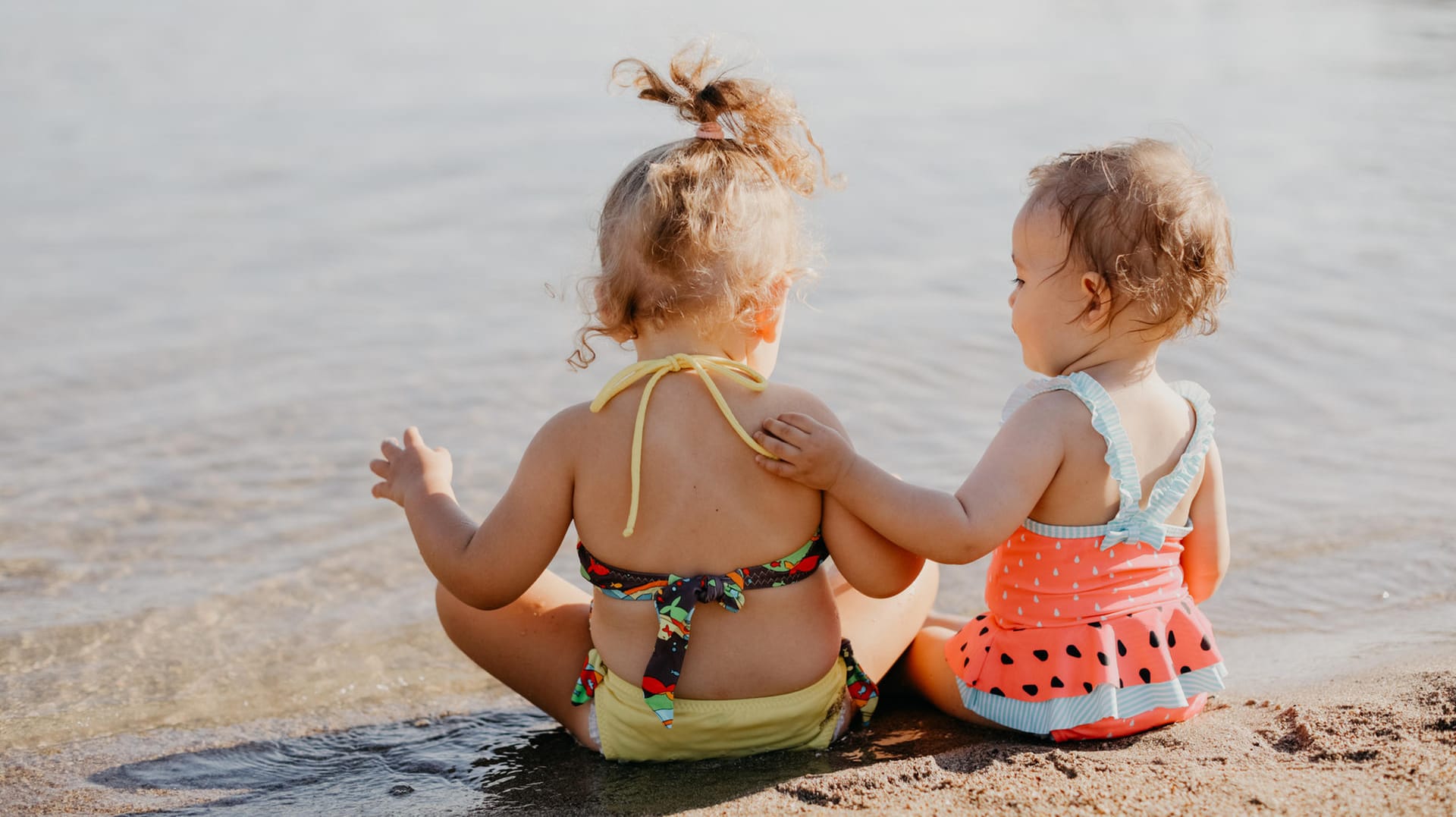 Zwei Kinder am Strand: Geht es um Vornamen, kommen einige Eltern auf ungewöhnliche Ideen. (Symbolbild)