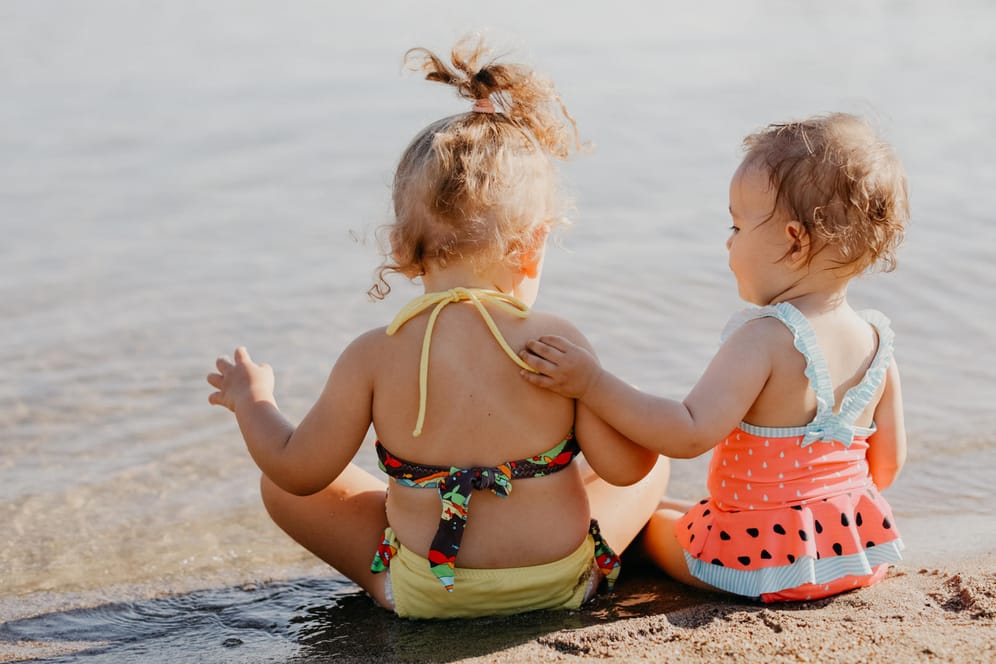 Zwei Kinder am Strand: Geht es um Vornamen, kommen einige Eltern auf ungewöhnliche Ideen. (Symbolbild)