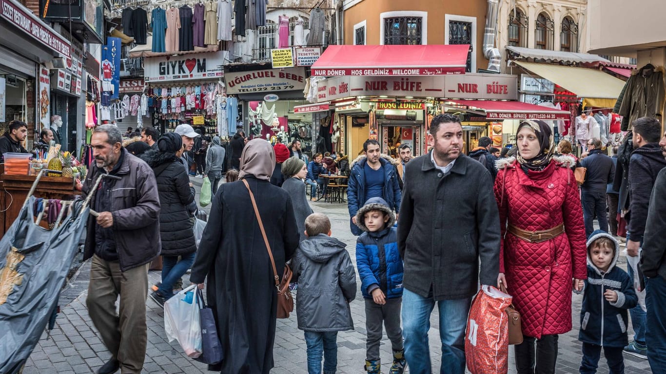 Eine Marktstraße in Istanbul: Durch den Verfall der Lira ist die Kaufkraft vieler Türken in den letzten Jahren gesunken.