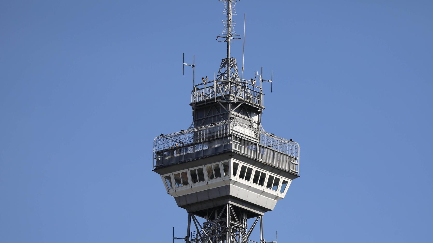 Berliner Funkturm: Der 146,7 Meter hohe Stahlfachwerkturm auf dem Messegelände im Ortsteil Westend ist eines der Wahrzeichen der Stadt.