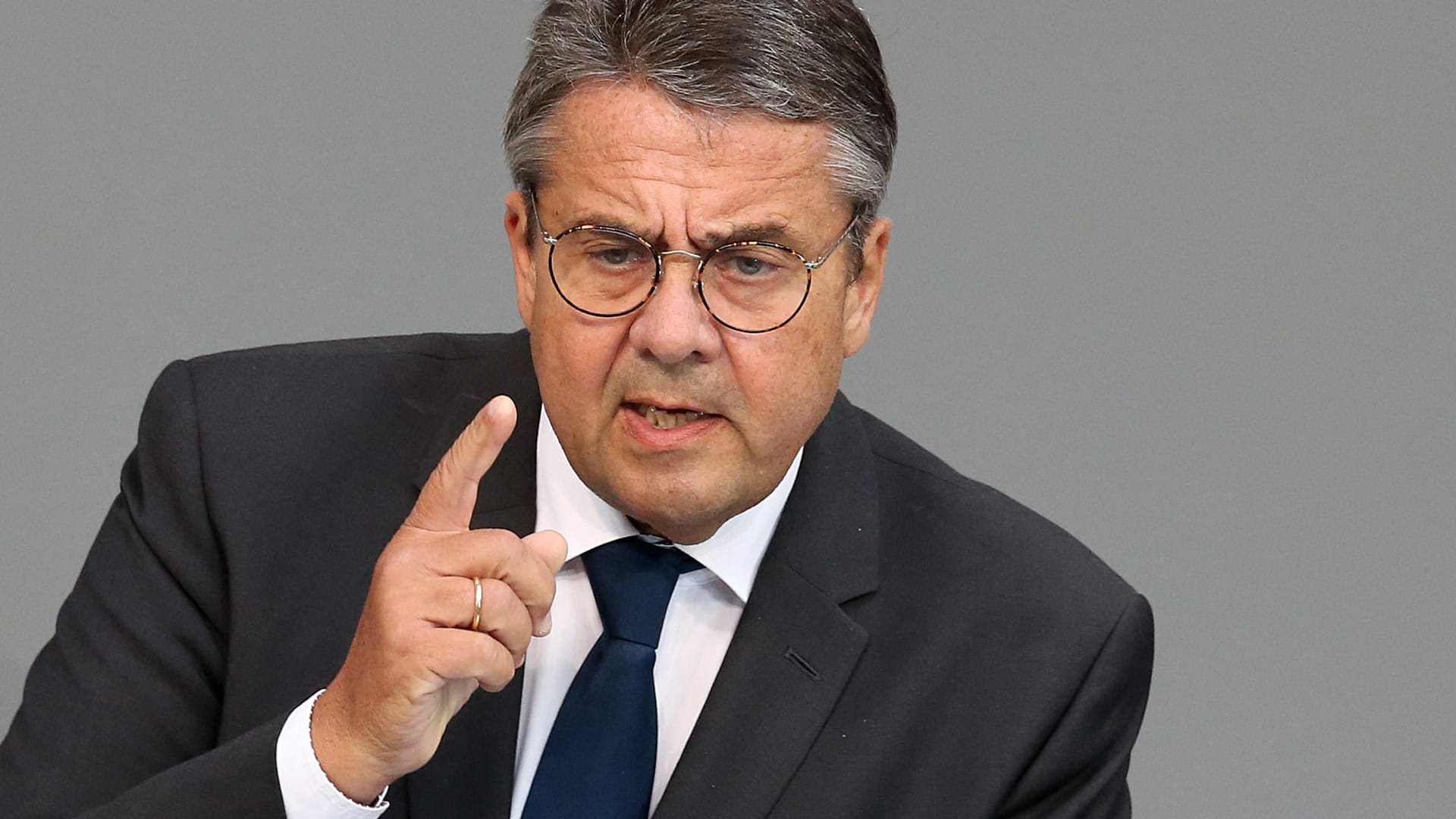 Sigmar Gabriel im Bundestag: "Der Feind steht heute nicht irgendwo, sondern rechts."