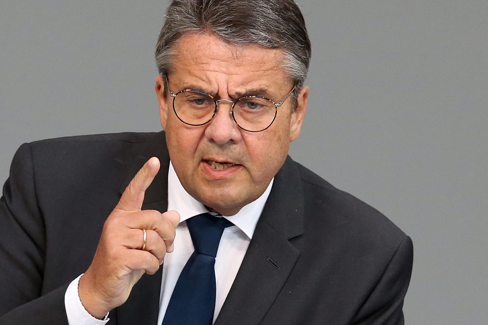 Sigmar Gabriel im Bundestag: "Der Feind steht heute nicht irgendwo, sondern rechts."