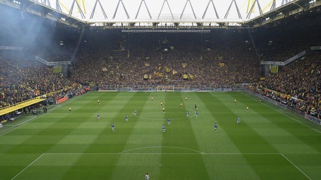 Kurz vor Spielanpfiff zündeen Schalker Fans beim BVB mindestens zehn Rauchtöpfe an. Kurz vor Spielanpfiff zündeen Schalker Fans beim BVB mindestens zehn Rauchtöpfe an.