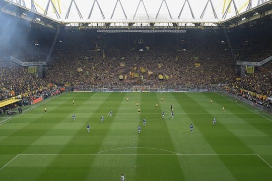 Kurz vor Spielanpfiff zündeen Schalker Fans beim BVB mindestens zehn Rauchtöpfe an.