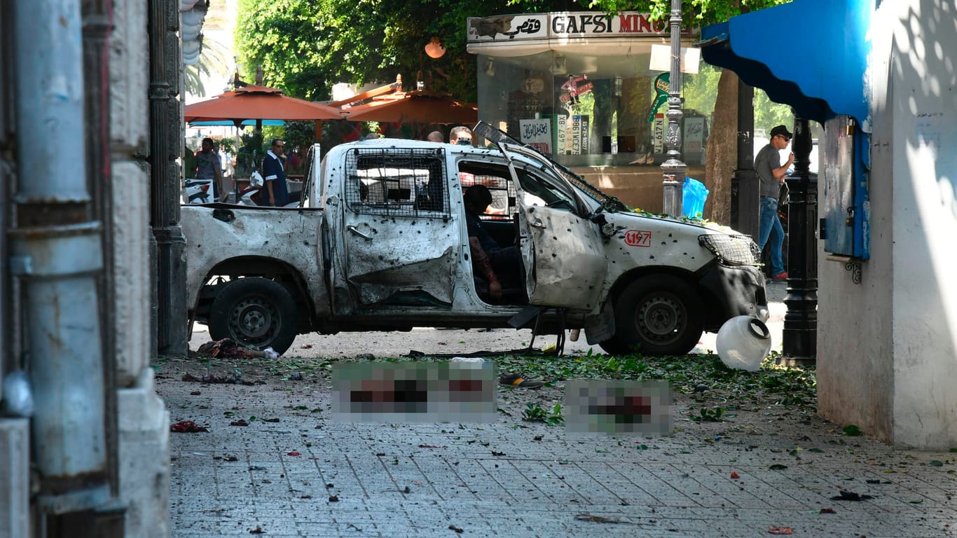 Zerstörtes Auto in Tunis: In der tunesischen Hauptstadt haben sich zwei Selbstmordattentäter in die Luft gesprengt.